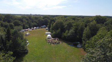 Yazın kamp alanının havadan görünüşü