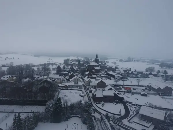 Karla kaplı ağaçlarla kaplı güzel kış manzarası