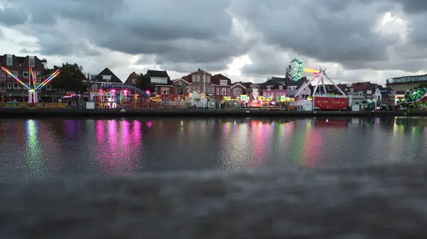 Hollanda, Alkmaar 'da bir panayırın gece manzarası