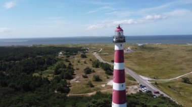 Hollanda, Ameland 'daki deniz fenerinin havadan görünüşü