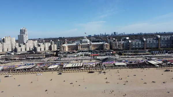 Hollanda, Scheveningen 'deki birçok bina ve insanla kumsaldaki hava manzarası
