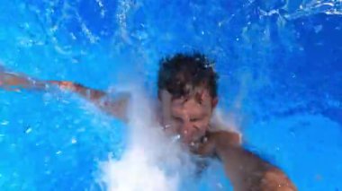 Genç adam havuza geriye doğru atladı. Selfie. Yüksek kalite 4k görüntü