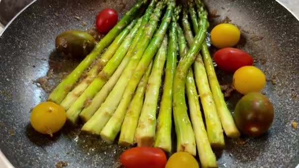 アスパラガスとトマト 天然食品 野菜は鍋で調理されています これらの地元の食材は美味しい料理の一部です — ストック動画