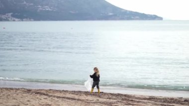 Okyanusun kıyısındaki bir plajda bir insan duruyor. Yüksek kalite