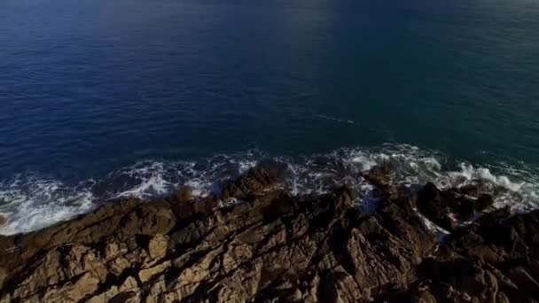 Mořské Vlny Valí Skalnatém Pobřeží Dron Vysoce Kvalitní Záběry — Stock video