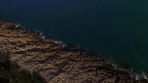 Hügelige Steinküste Blauen Meer Drohne Hochwertiges Filmmaterial — Stockvideo