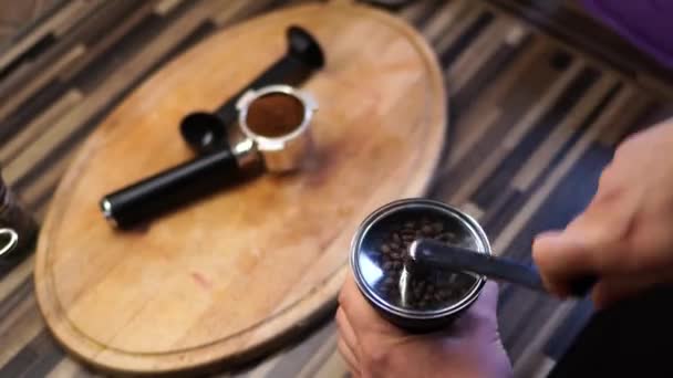 Μπάρμαν Αλέθει Κόκκους Καφέ Ένα Μύλο Καφέ Γυρνώντας Λαβή Υψηλής — Αρχείο Βίντεο