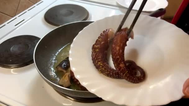 Prodotto Animale Salsiccia Frigge Una Padella Sul Fornello Essendo Cucinato — Video Stock
