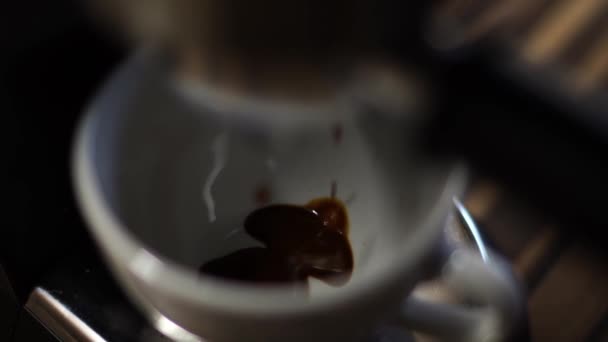 Káva Teče Šálku Rohu Elektrického Kávovaru Vysoce Kvalitní Záběry — Stock video