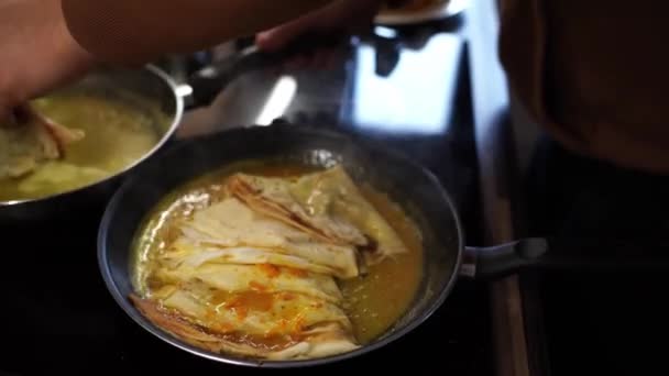 シェフはストーブのフライパンでクリープスエットを調理します 高品質の4K映像 — ストック動画