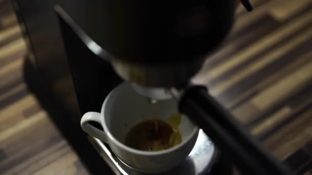 Ένα Φλιτζάνι Καφέ Χύνεται Μια Καφετιέρα Μια Συσκευή Κουζίνας Που — Αρχείο Βίντεο
