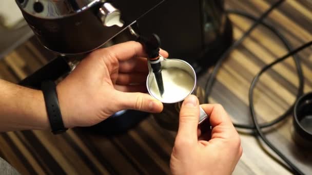 バリスタはコーヒーマシンのカプチンコートでミルクジャグで牛乳を凍らせました 高品質の4K映像 — ストック動画