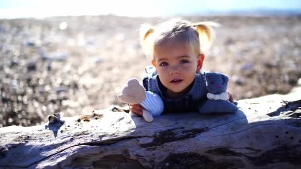 Oyuncak Ayılı Küçük Kız Sahilde Bir Engele Yaslanıp Başını Sallıyor — Stok video
