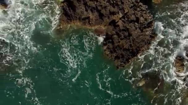 Fale Morskie Uderzają Skalisty Brzeg Widok Góry Wysokiej Jakości Materiał — Wideo stockowe
