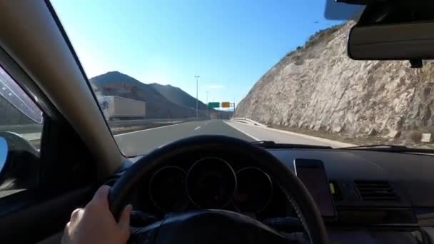 개인은 고속도로 아래로 자동차의 배경에 장엄한 아스팔트 — 비디오