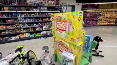 Perakende binası, bisiklet ve oyuncaklar da dahil olmak üzere çeşitli ürünleri sergileyen raflarla dolu. Müşteriler bu uygun mağazada bisiklet tekerlekleri ve diğer araç aksesuarları bulabilirler.