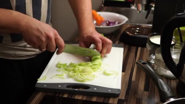 Cook Κόβει Πράσινο Σέλινο Ένα Ξύλο Κοπής Στο Τραπέζι Χρονικό — Αρχείο Βίντεο