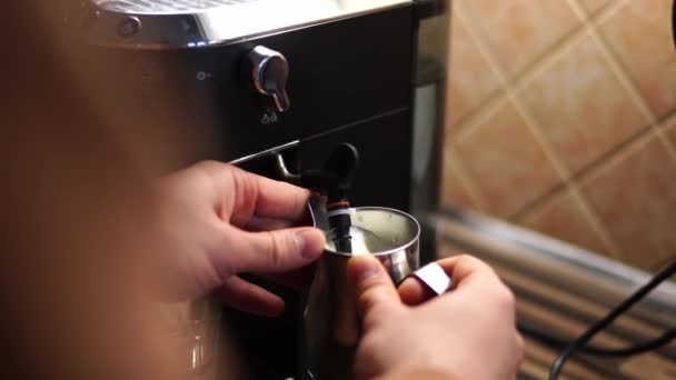 バーテンダーはコーヒーマシンのノズルでミルクジャグでミルクを凍らせました 高品質の4K映像 — ストック動画