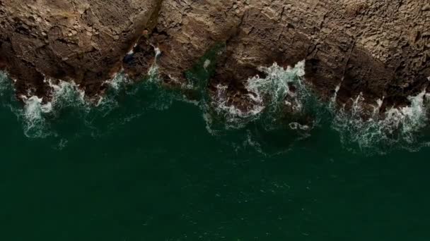 Kayalık Bir Sahilde Köpüklü Deniz Sörfü Ruloları Drone Yüksek Kalite — Stok video