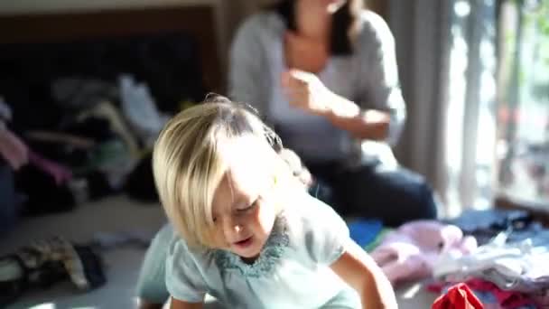 Kislány Anyja Mellett Játszik Mosást Hajtogat Ágyon Kiváló Minőségű Felvételek — Stock videók