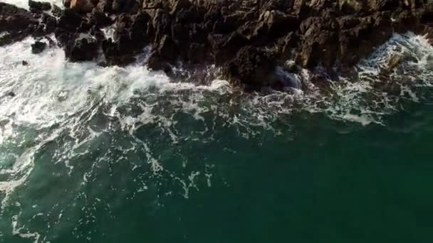 Pianki Morskie Rozbijają Się Skalistym Brzegu Podnosząc Spray Drona Wysokiej — Wideo stockowe