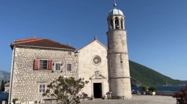 Çarpıcı görünüşlü bileşik malzemeden yapılmış güzel bir gökyüzü binası. Bir saat kulesini eşsiz bir demirbaş olarak sunar. Becerikli bir mühendislik ürünü. Bu da onu bir seyahat noktası haline getirir.
