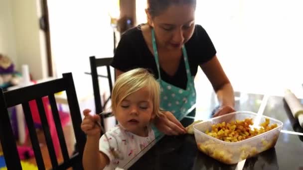 Annem Gülümseyen Küçük Kızının Yanına Çörek Heykeli Yapıyor Yüksek Kalite — Stok video