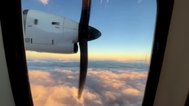 Aeroplano Prodotto Costruttore Aerospaziale Sta Volando Attraverso Nuvole Tramonto Offrendo — Video Stock