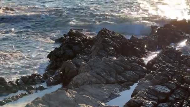 Eine Ansammlung Von Felsformationen Entlang Des Gewässerrandes Geformt Durch Wind — Stockvideo
