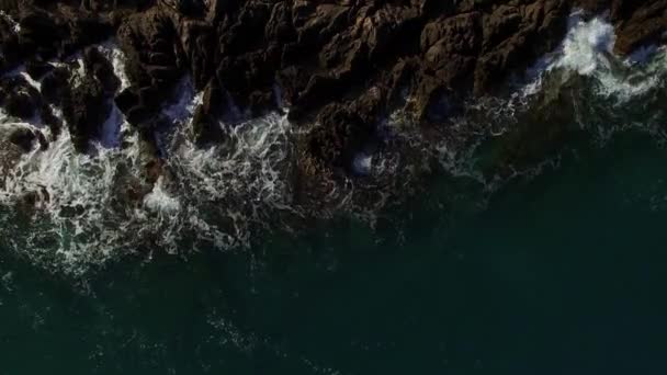 Die Brandung Des Meeres Trifft Auf Die Felsige Bergküste Luftaufnahme — Stockvideo