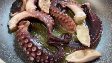 Ahtapot içeren bir tabak, karasal bitkiler ve hayvanlar gibi malzemeler kullanılarak kızartma tavasında hazırlanıyor. Bu mutfak bazı tariflerde yılan elementlerini içerebilir.