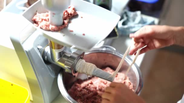 厨师把装香肠的外壳放在肉磨床的附件上 高质量的4K镜头 — 图库视频影像