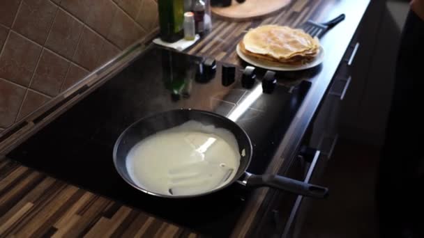 Ciasto Piecze Się Patelni Kuchence Obok Stosu Naleśników Talerzu Wysokiej — Wideo stockowe