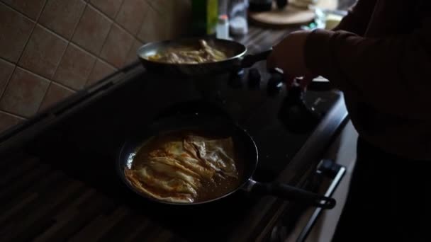 Chef Draait Pan Saus Gestapelde Sudderende Pannenkoeken Verdelen Hoge Kwaliteit — Stockvideo