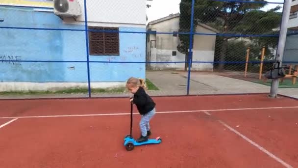 Una Giovane Ragazza Aggira Campo Tennis Con Indosso Casco Circondata — Video Stock