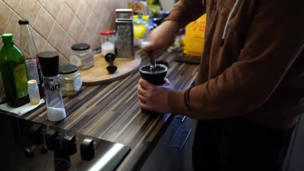 男人在厨房的手工咖啡机里研磨咖啡 高质量的4K镜头 — 图库视频影像