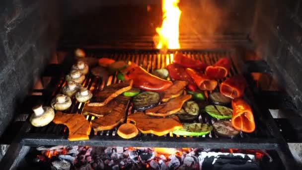 Kabak Patlıcan Kabak Dilimleri Fırındaki Izgarada Pişirilir Yüksek Kalite Görüntü — Stok video