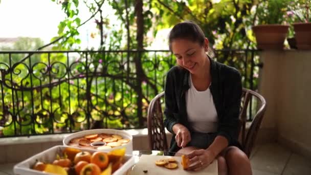 Menina Sorridente Corta Cáqui Maduro Pedaços Para Secar Frutas Enquanto — Vídeo de Stock
