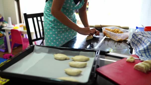 Hausfrau Versiegelt Teigränder Mit Füllung Neben Einem Backblech Mit Ungekochten — Stockvideo