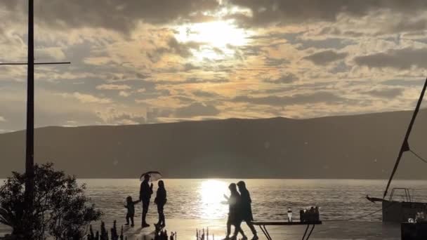 Grupa Ludzi Oglądających Zachód Słońca Pomoście Nad Jeziorem Chmurami Niebie — Wideo stockowe