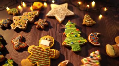 Masa çeşitli zencefilli kurabiyelerle kaplı, Noel süslemesi için mükemmel. Bu bayram hediyeleri herhangi bir etkinliğe ya da kutlamaya şenlikli bir ilave.