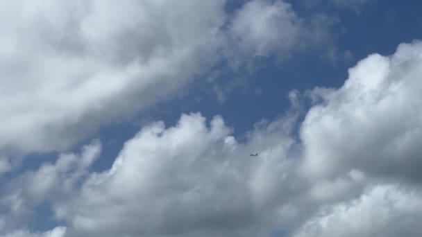 Dron Szybuje Przez Cumulus Chmury Lazurowym Niebie Rejestrując Elektryczną Niebieską — Wideo stockowe