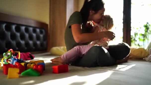 Mama Umarmt Küsst Und Kitzelt Ein Kleines Mädchen Das Mit — Stockvideo