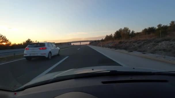 Siyah Lastikli Beyaz Bir Araba Gün Batımında Otobanda Ilerliyor Gökyüzü — Stok video