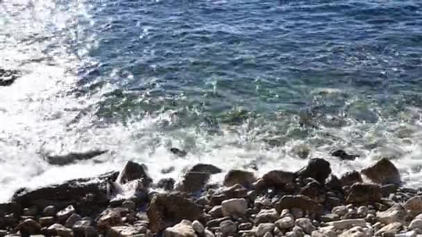 Die Windwellen Verursachen Dass Das Wasser Auf Die Felsige Küste — Stockvideo