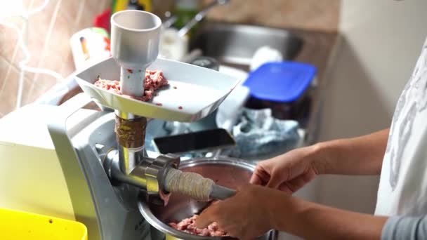 Cozinheiro Põe Intestino Para Encher Linguiça Amolador Carne Imagens Alta — Vídeo de Stock