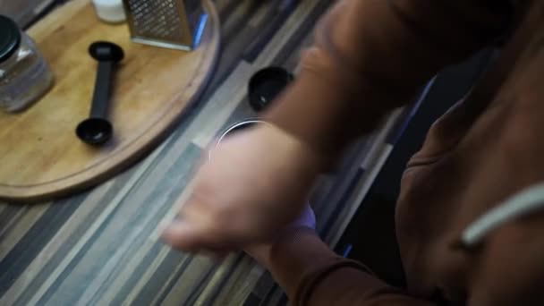Barista Menggiling Kopi Dalam Penggiling Kopi Manual Dengan Memutar Pegangannya — Stok Video