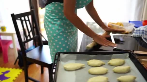 Hausfrau Rollt Ein Stück Teig Mit Nudelholz Aus Und Mischt — Stockvideo
