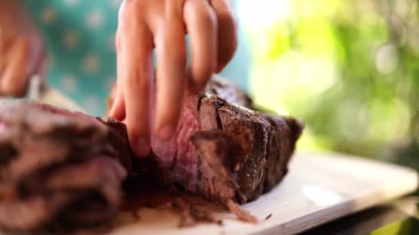 Chef Corta Carne Assada Fatias Finas Com Uma Faca Grande — Vídeo de Stock