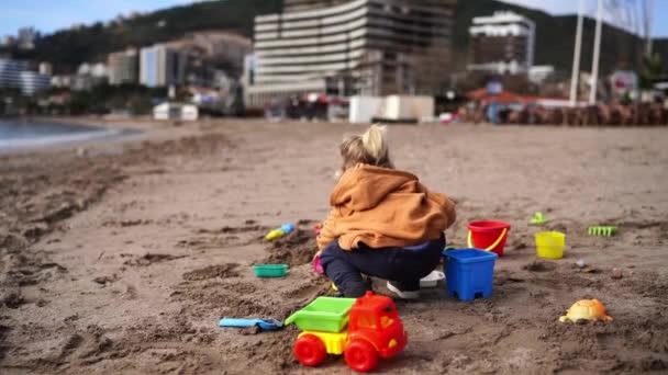Klein Meisje Verzamelt Zand Een Plastic Doos Het Strand Hoge — Stockvideo